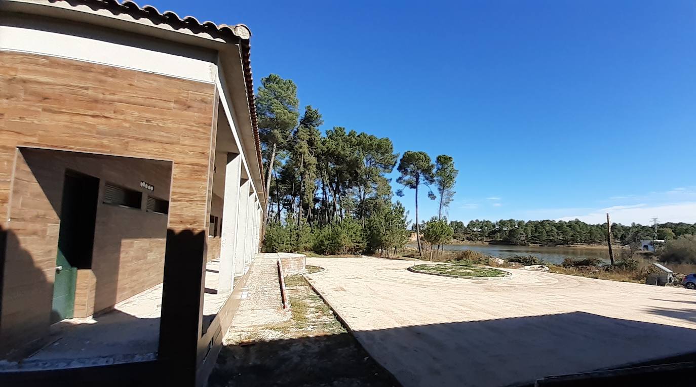 El edificio ya construido con la laguna al fondo 