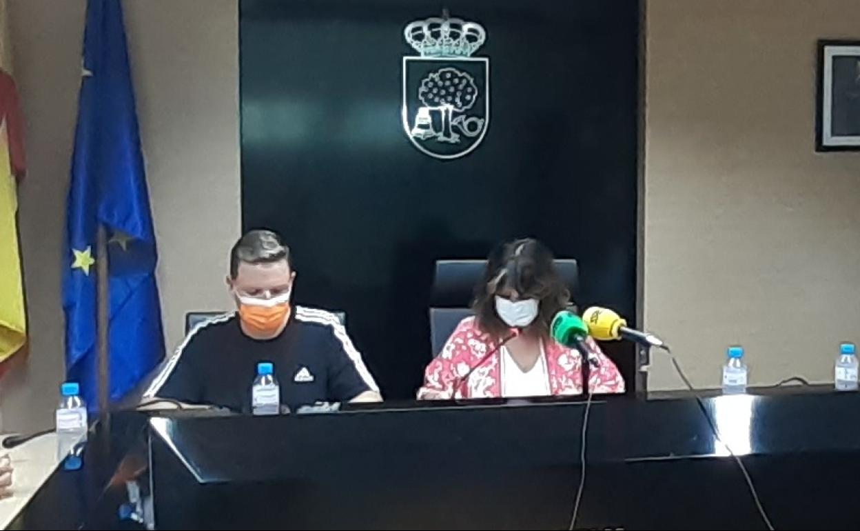 El portavoz municipal de Ciudadanos y la alcaldesa al anunciar el acuerdo de gobierno 