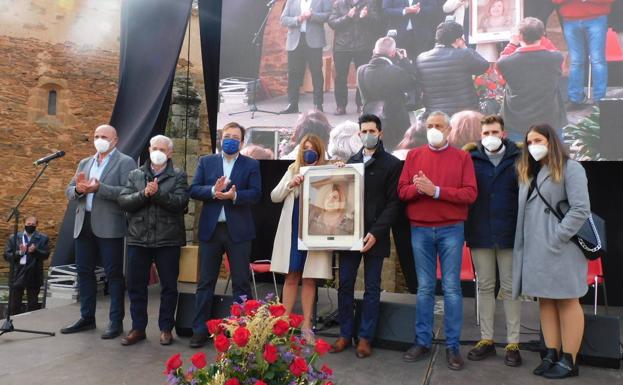 Familiares y autoridades en la plaza de Romangordo 