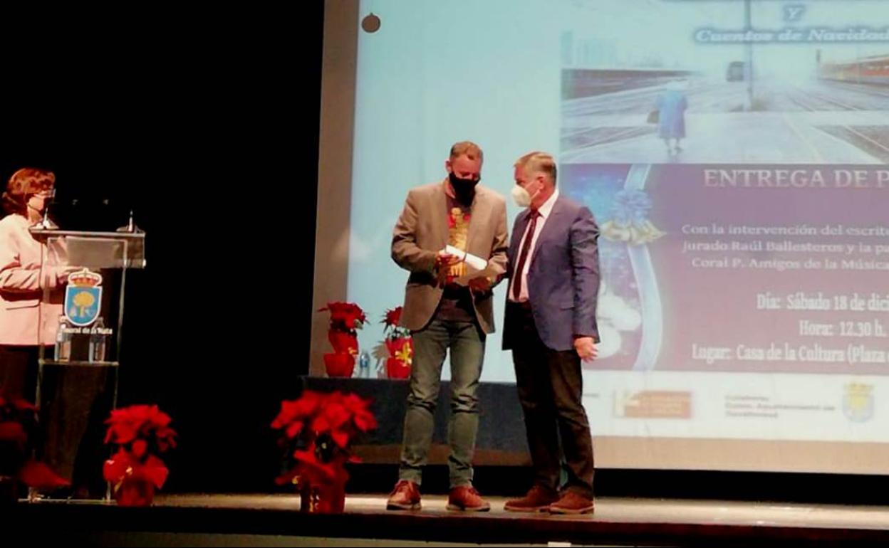 Ernesto Tubía recibe el premio de Aniceto González, de la CNA 