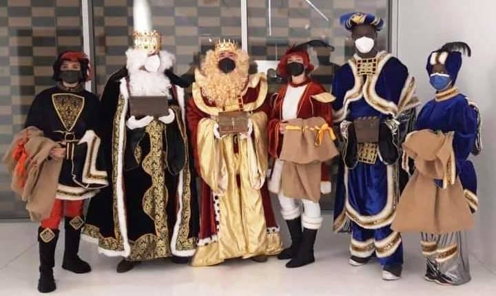 Fotos: Los Reyes Magos recorren el centro rodeados de paraguas