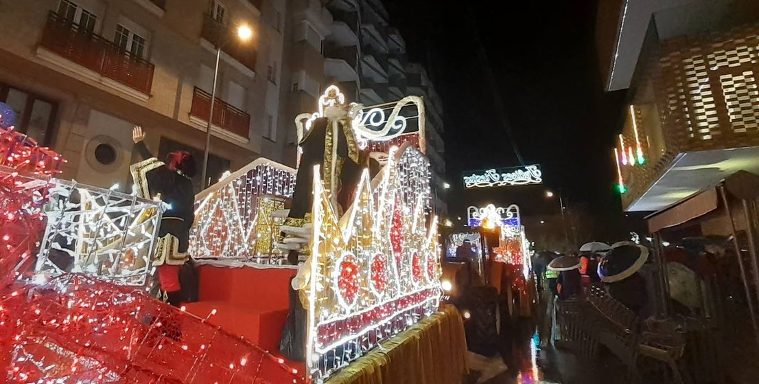 Fotos: Los Reyes Magos recorren el centro rodeados de paraguas