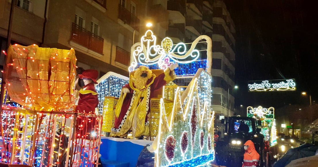 Fotos: Los Reyes Magos recorren el centro rodeados de paraguas