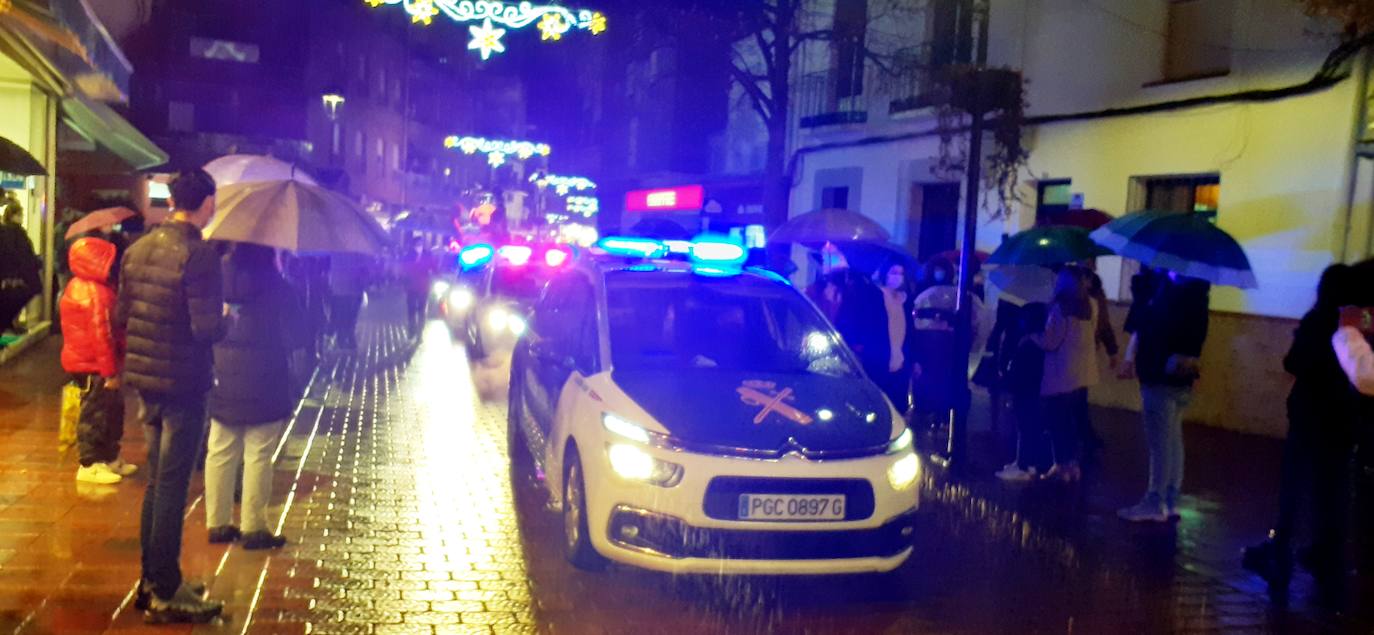 Fotos: Los Reyes Magos recorren el centro rodeados de paraguas