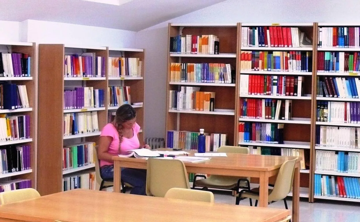 Usuaria de la biblioteca de la UNED antes de la pandemia 