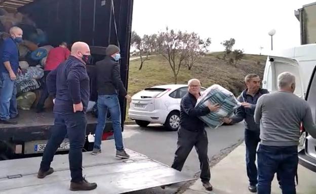Fernando Martín, de frente, ayudando a cargar el camión