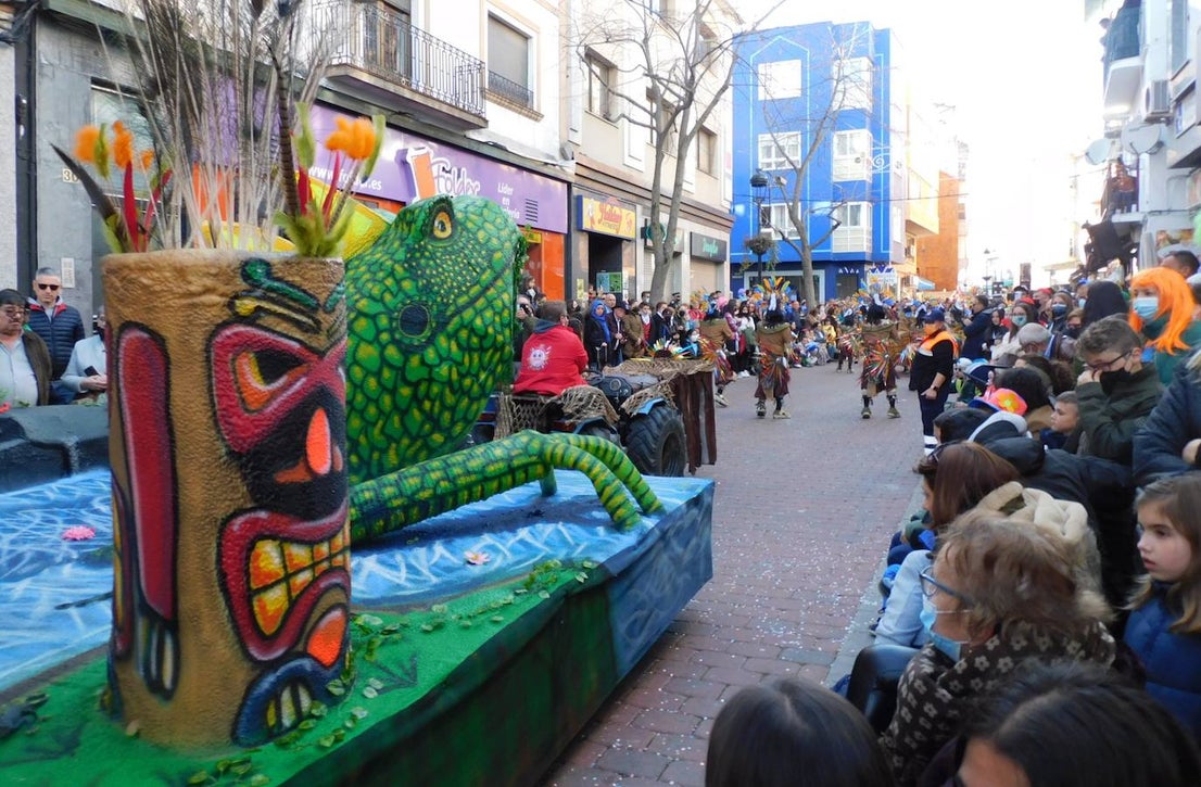 Fotos: Primer desfile de carrozas y comparsas