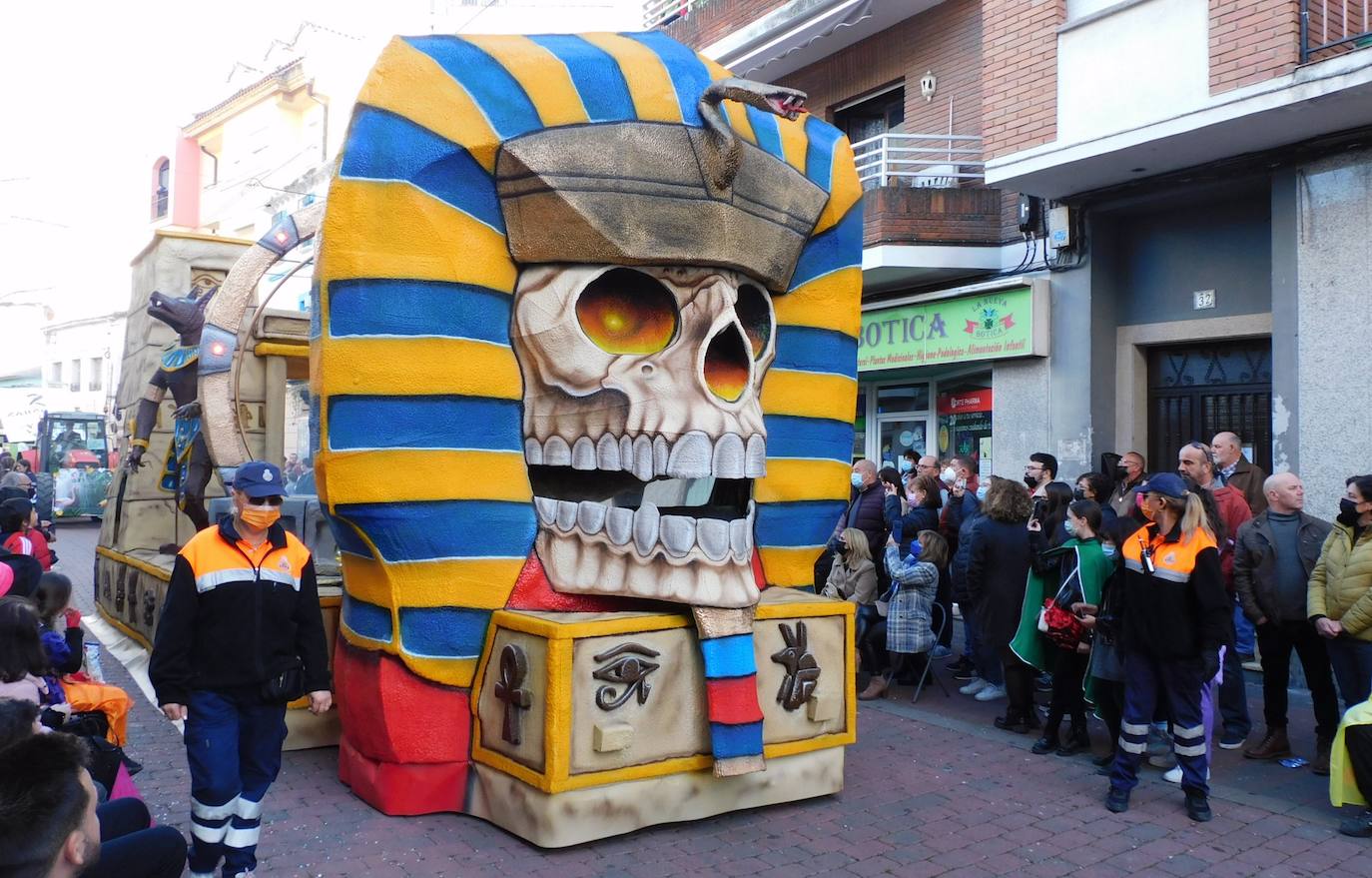 Fotos: Primer desfile de carrozas y comparsas