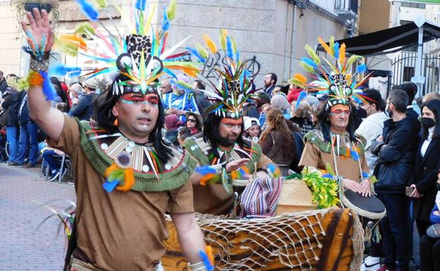 El desfile de carrozas y comparsas vuelve a llenar las calles de Navalmoral