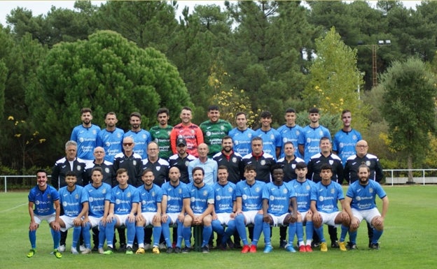 Ange, cuarto por la derecha, con la plantilla del Talayuela 