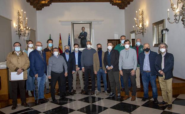 El presidente de la Diputación, Carlos Carlos, con los responsables de las entidades deportivas de la provincia.