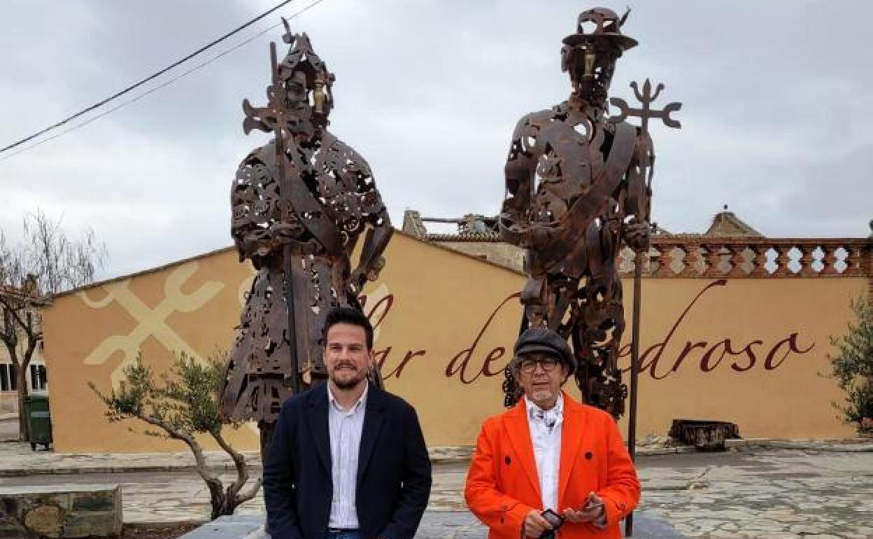 El alcalde y el autor delante de las estatutas 