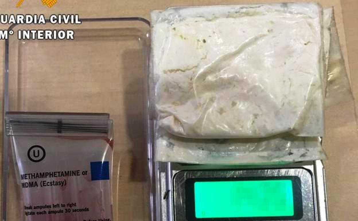 Sorprenden a una mujer en una vía de servicio de la A-5 cargada de éxtasis y speed