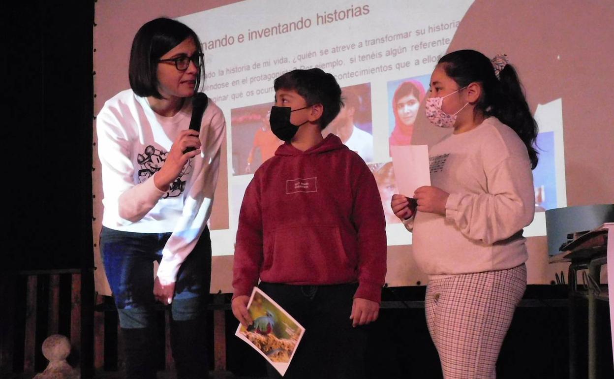 Martín Rodrigo con escolares de Peraleda 
