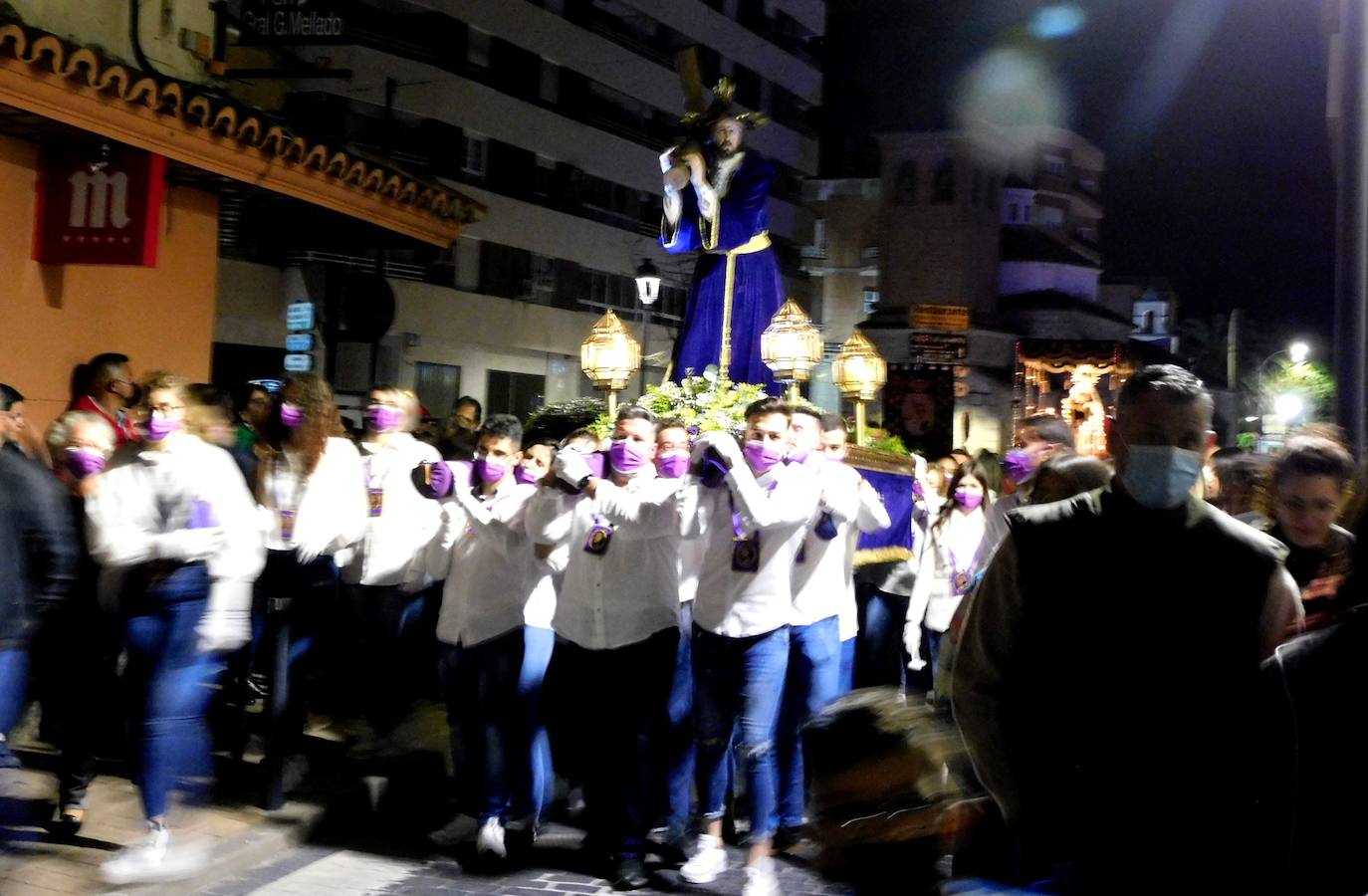Los jóvenes con la imagen del Nazareno 