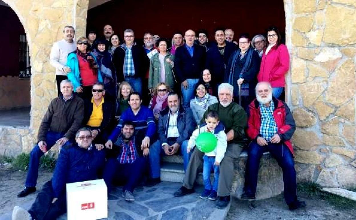 Fotografía de archivo de la Agrupación Socialista tras un acto realizado en la charca Mayen 