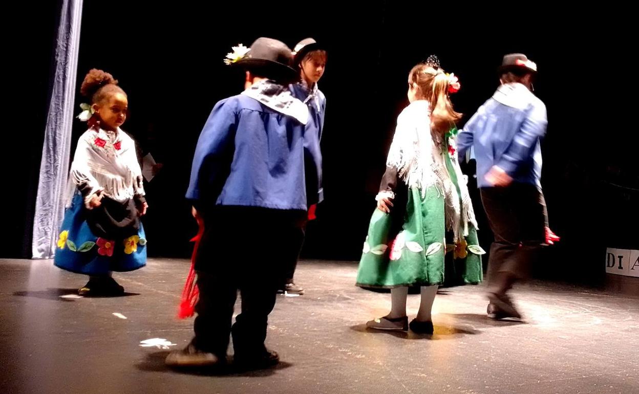 Los más pequeños abrieron el festival en la casa de cultura 