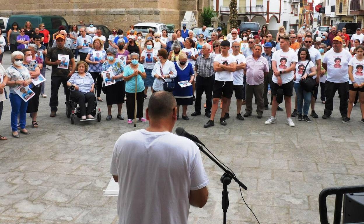 Concentración en la plaza de Bohonal de Ibor 