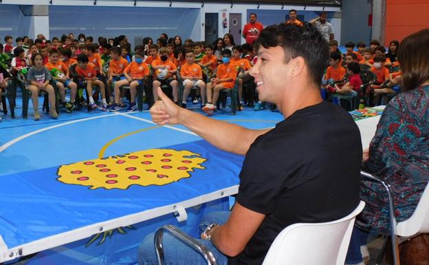 Caluroso recibimiento a Óliver Torres por parte de la cantera local