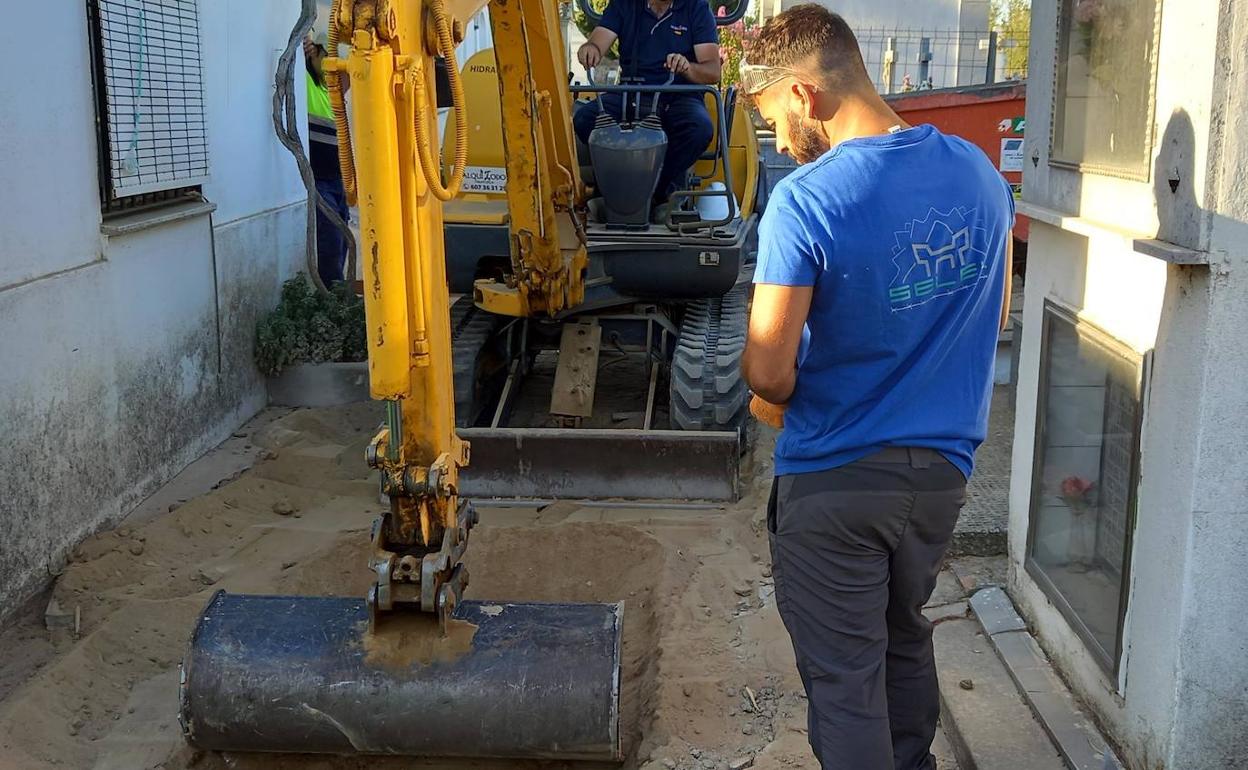 Primeros trabajos en el cementerio municipal 