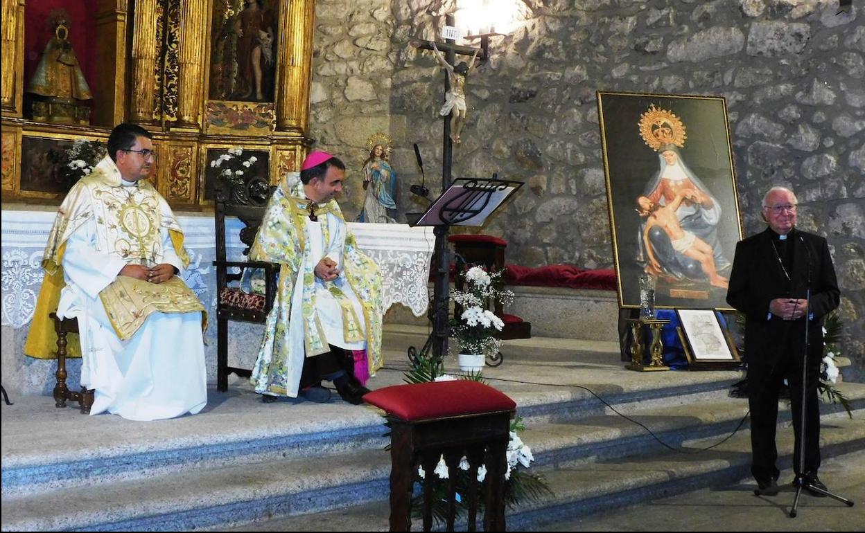 En el centro el nuevo Obispo en su anterior visita a Navalmoral 