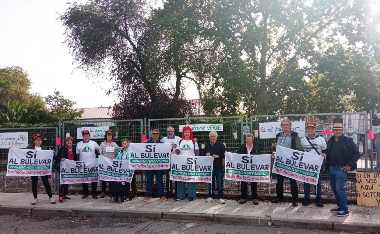 Integrantes de No al Muro junto al paso a nivel 