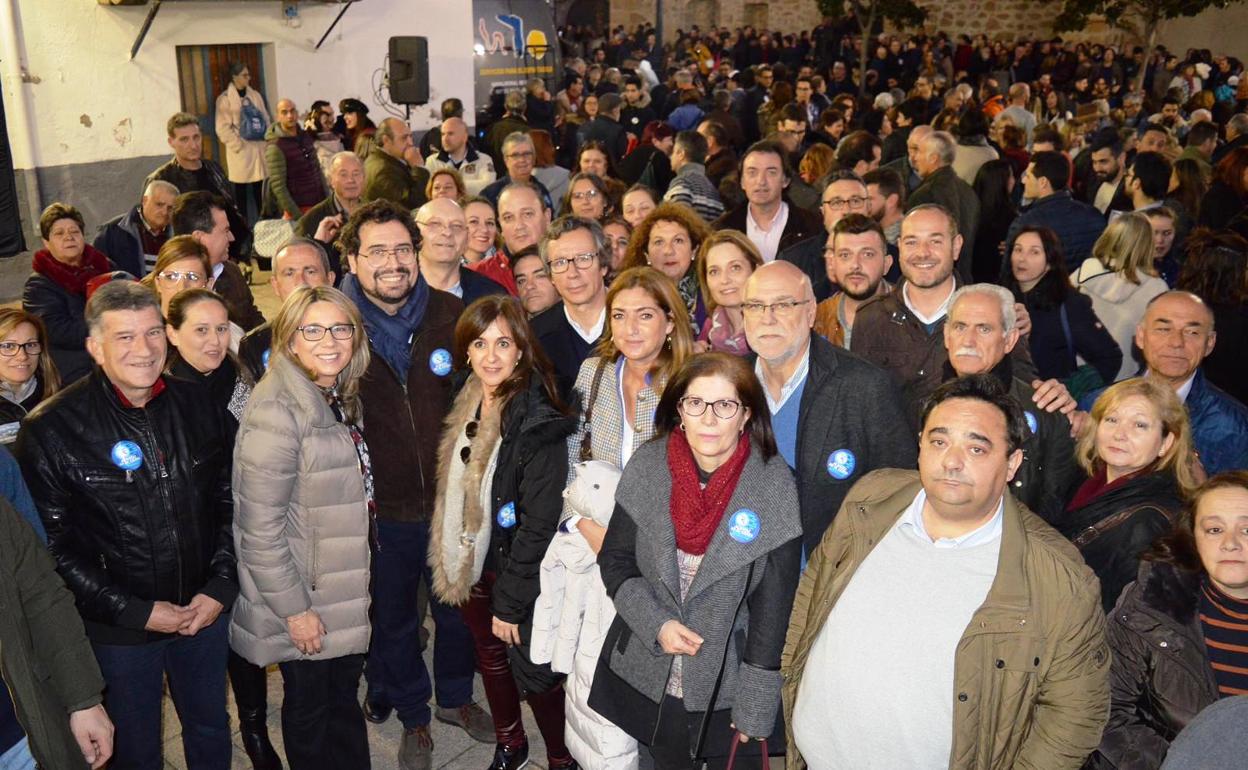 Dirigentes populares en una manifestación de apoyo a Almaraz en 2019 