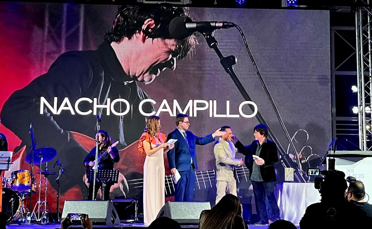 Alfredo Vizcaíno entregó el galardón a Nacho Campillo 