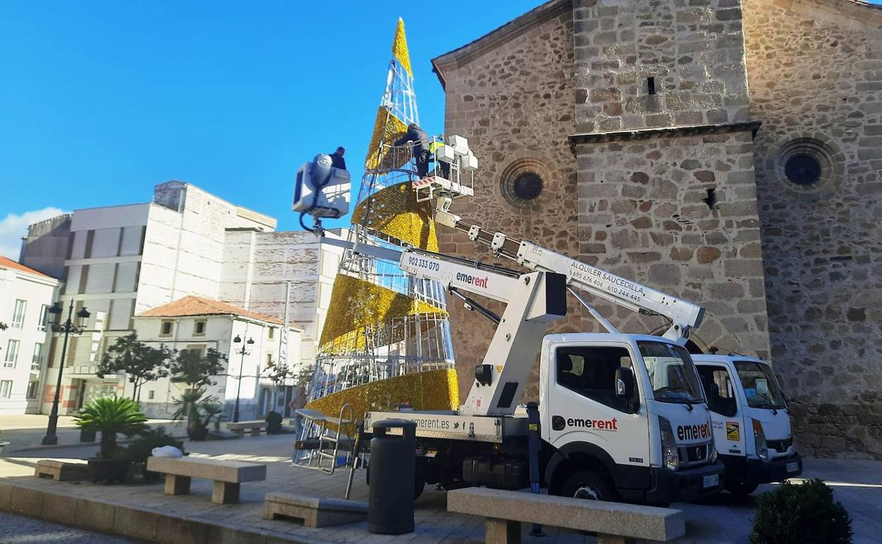 Instalación de elementos navideños el pasado sábado 