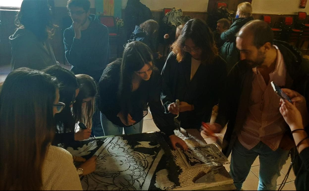 Alumnos de la Universidad de Salamanca visitan Peraleda de la Mata para conocer sus esgrafiados