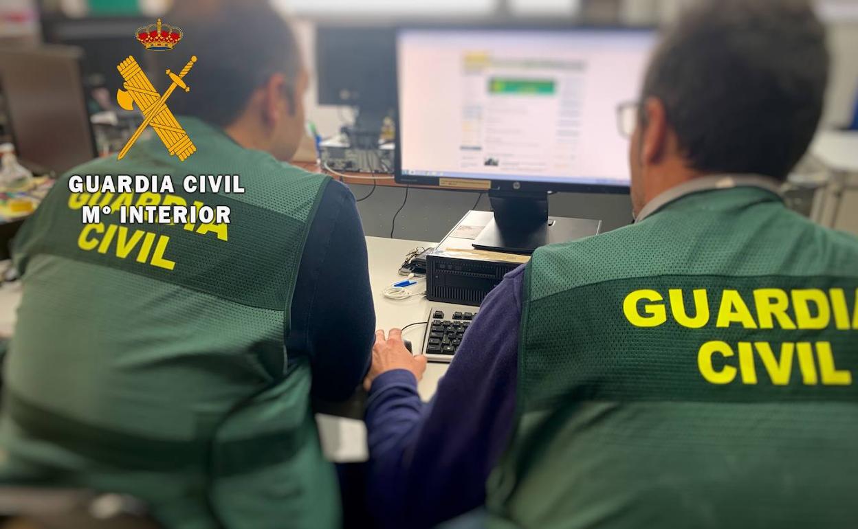 Agentes en plena investigación tecnológica 