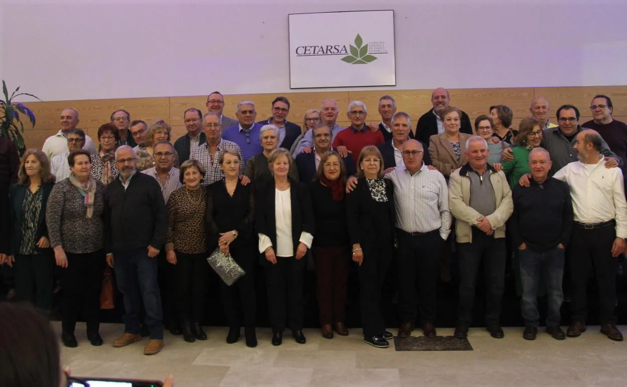 Foto de familia de jubilados y jubiladas de Cetarsa 
