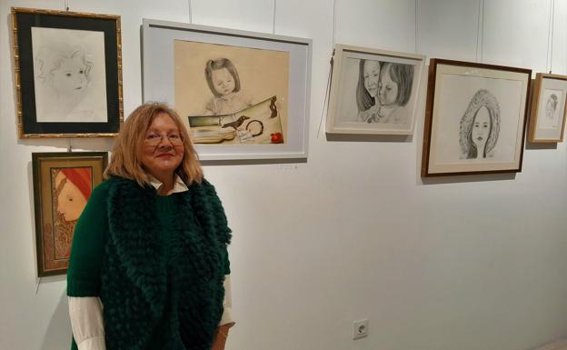Clemen Sánchez realiza su primera exposición tras una vida dedicada a la pintura