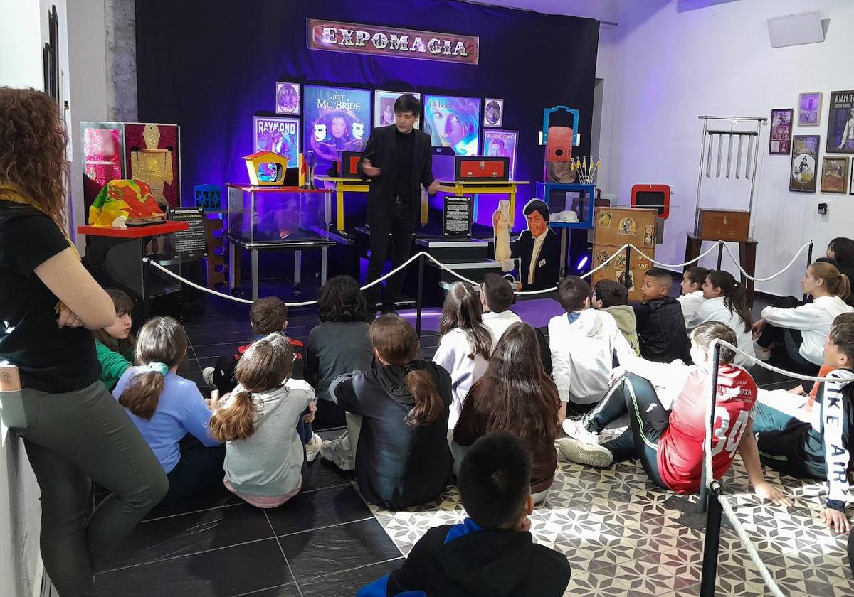 Expomagia transforma el salón de actos de La Inmaculada