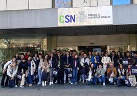 Participantes en la visita a las puertas del Consejo de Seguridad Nuclear