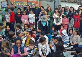 Autoridades, docentes y escolares al término del congreso