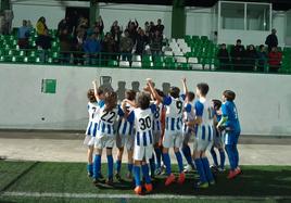 Celebración nada más terminar la final alevín