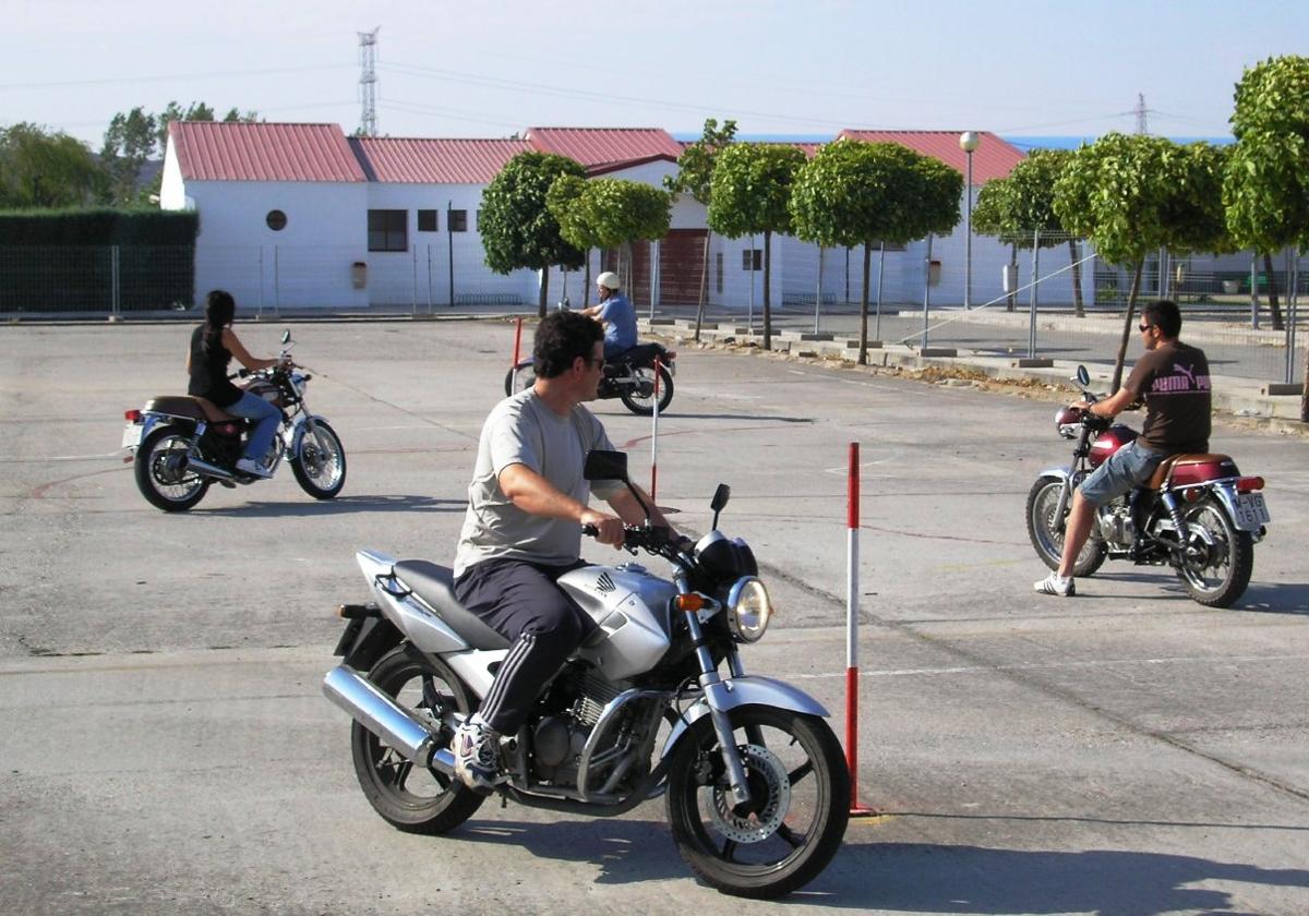 Las autoescuelas siguen esperando mejoras para realizar los exámenes