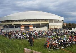 Ambiente motero junto al edificio multiusos