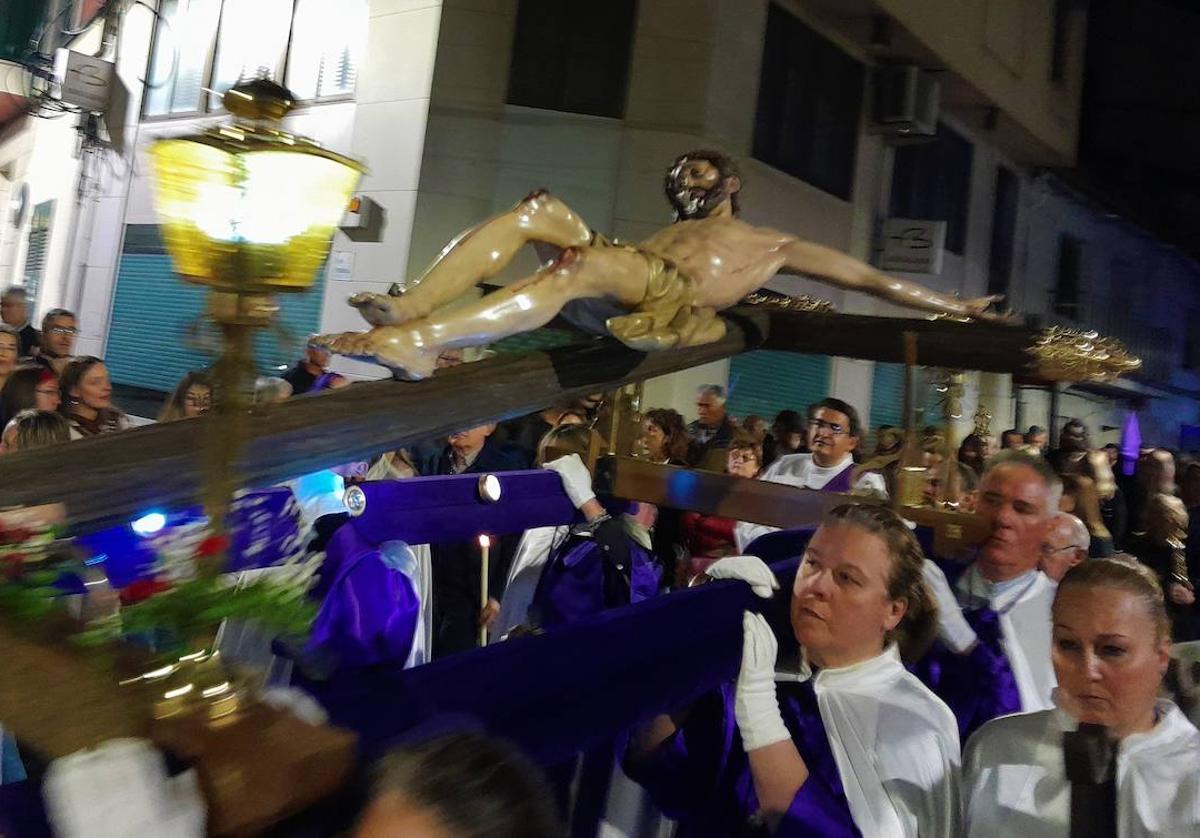 El Cristo en la Cruz vuelve a recorrer las calles en la procesión del Silencio