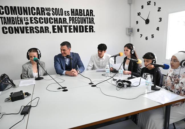 Pedro Sánchez con alumnos del instituto Zurbarán de Navalmoral de la Mata.