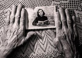 Carlos Zamora entrega el premio al ganador del concurso