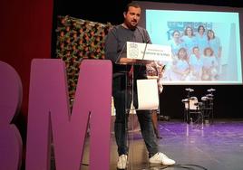 El hijo de Carmen Sellers recibió el Premio Violeta concedido a su madre