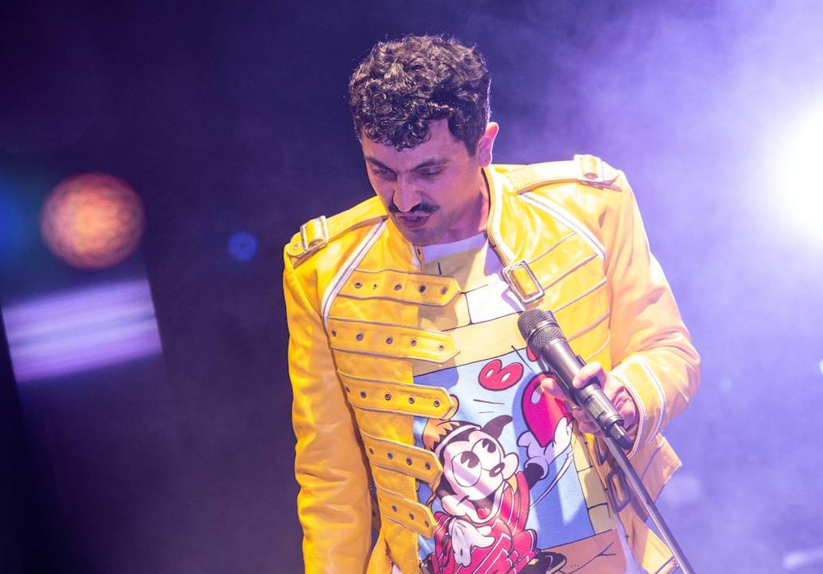 Andrés Lázaro caracterizado como Freddie Mercury