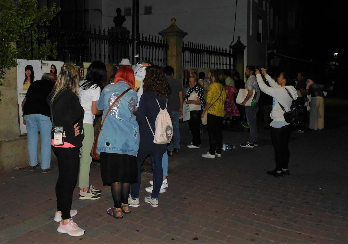 Ambiente en la zona peatonal durante la pegada