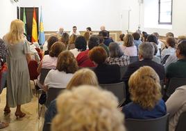 Óscar Jiménez, en el centro, en la presentación de la novela.