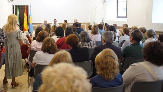 Multitudinaria presentación de la primera novela de Óscar Jiménez Moriano