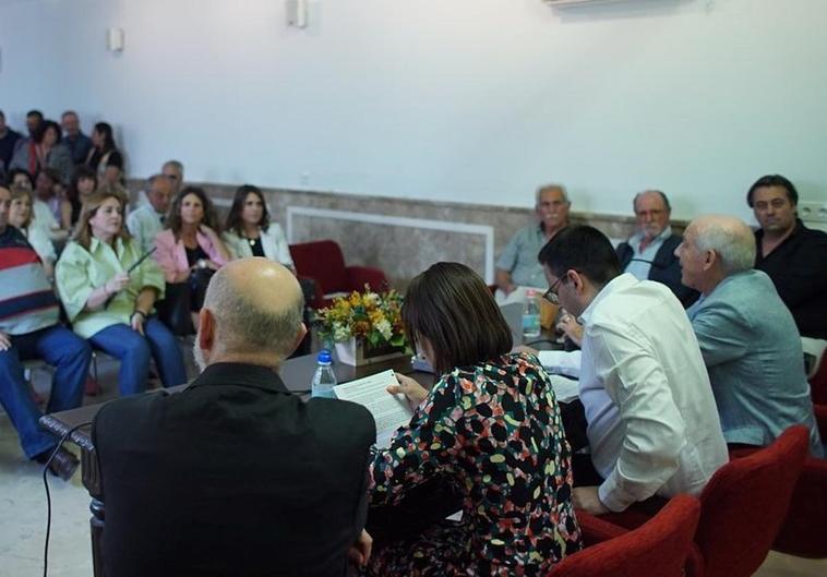 Multitudinaria presentación de la primera novela de Óscar Jiménez Moriano