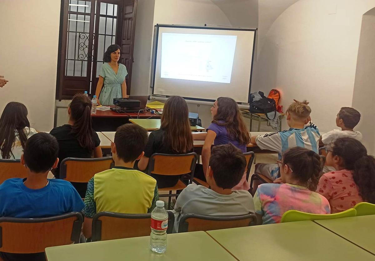 Taller para escolares impartido por Elvira Martín, técnico de Feafes