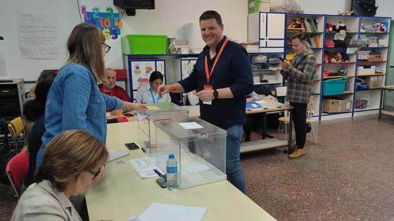 Los candidatos más madrugadores votan poco después de abrirse las urnas